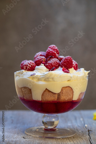 Foto Raspberry trifle with fruit jelly, custard and cream