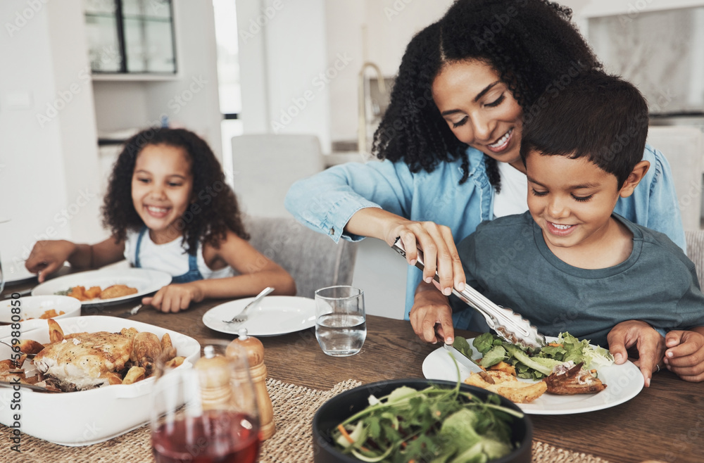 Foto de Mom children and eating food in home together for lunch Foto de Mom children and eating food in home together for lunch