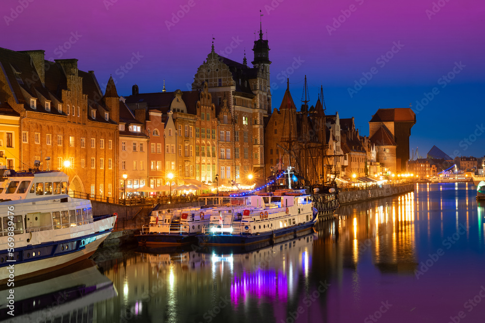 Fototapeta premium 2022-06-07 old town of Gdansk and Motlawa river at night, Poland