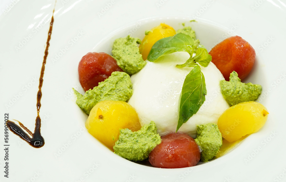 Ensalada caprese hecha con mozarela de bufala tipico del sur italiano Ensalada caprese hecha con mozarela de bufala tipico del sur italiano