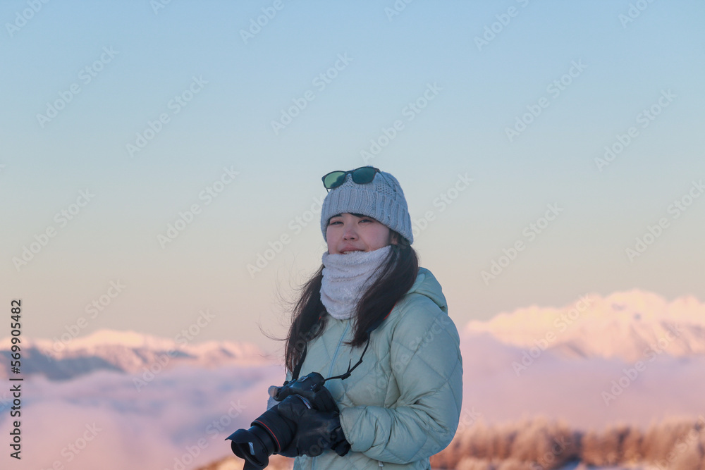 美ヶ原を歩く女性