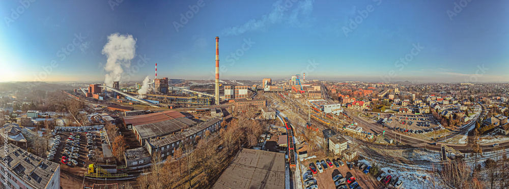 Zakłady przemysłu wydobywczego na Górnym Śląsku w Polsce, panorama z lotu ptaka w zimie. Koksownia i Kopalnia węgla.