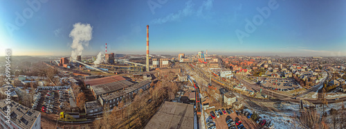 Zakłady przemysłu wydobywczego na Górnym Śląsku w Polsce, panorama z lotu ptaka w zimie. Koksownia i Kopalnia węgla.