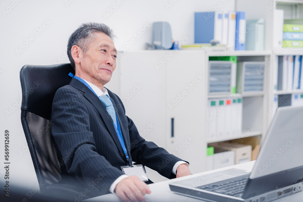 会社で自分の意見を語る管理職の男性 会社で自分の意見を語る管理職の男性