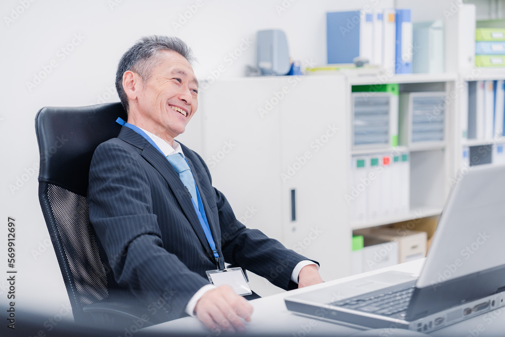会社で自分の意見を語る管理職の男性 会社で自分の意見を語る管理職の男性