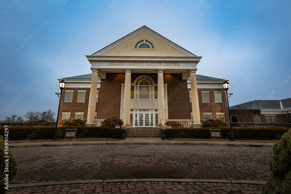 Naklejka premium Facade of Nelson county courthouse in rural Kentucky town of Bardstown