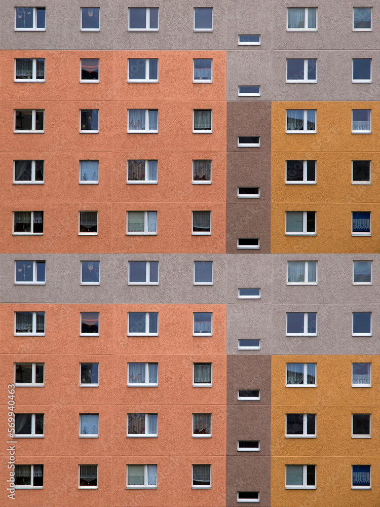 Großer Wohnblock in Plattenbauweise aus DDR Produktion, farbig neu gestaltet	
