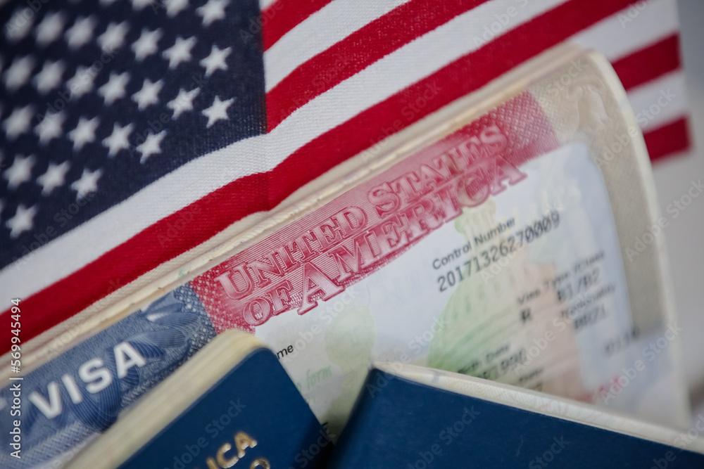 Obraz premium Passaporte brasileiro com fundo da america e visto americano.
