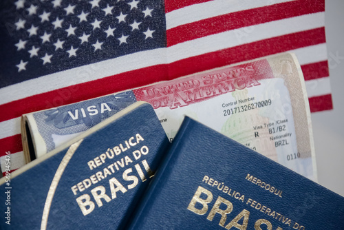 Passaporte brasileiro com fundo da america e visto americano. photo