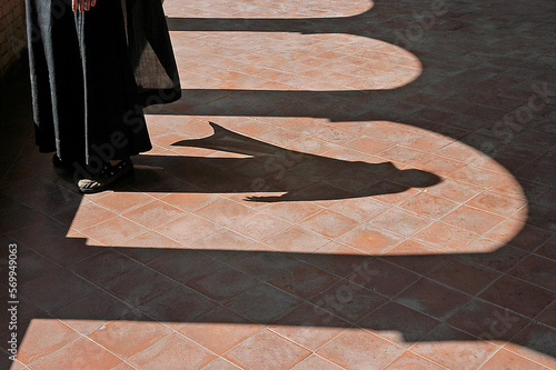 Schattenwurf eines Beneditinermönches, Sant Anselmo, Rom, Italien photo