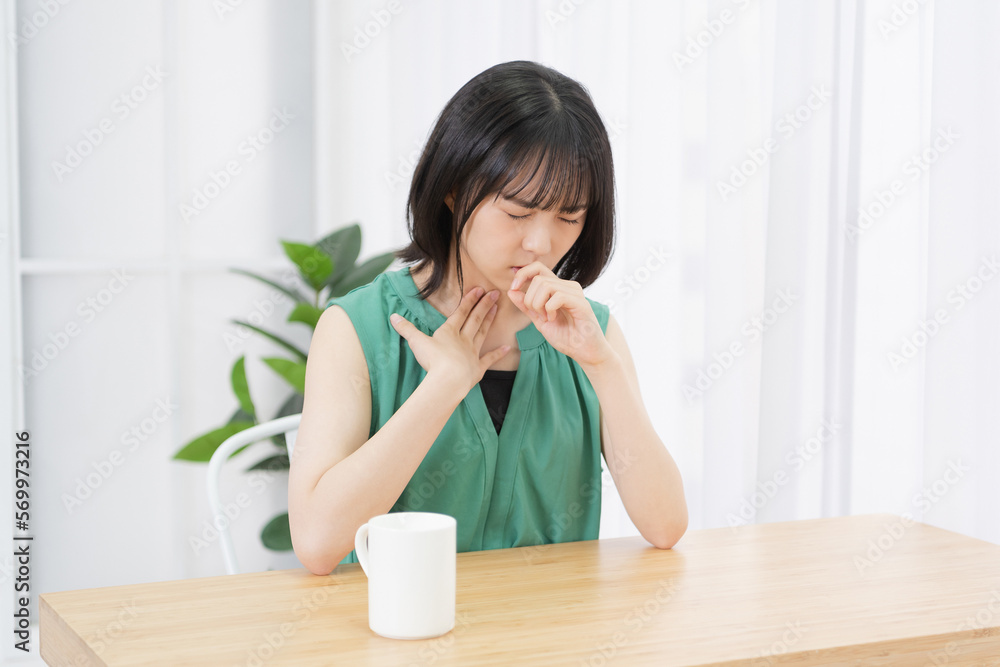 喉が痛い若い女性 喉が痛い若い女性