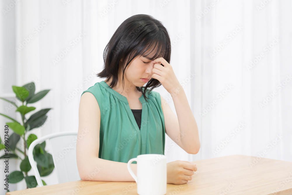 目が疲れている若い女性