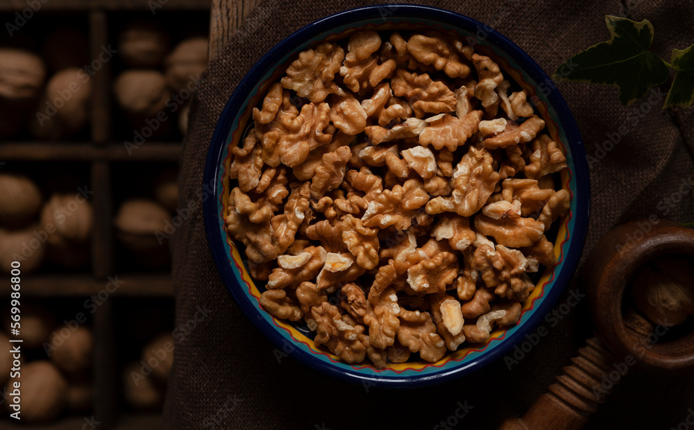 Obraz premium Peeled walnuts in rustic style