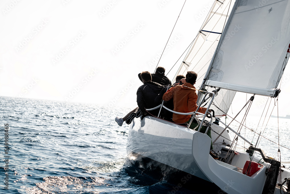 Naklejka premium Rear view of a sailing boat during the regatta