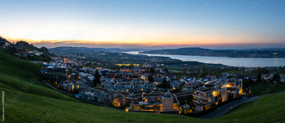 Fototapeta premium Feusisberg und Zürichsee in der Abenddämmerung mit Beleuchtung