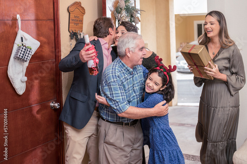 Abuelo abraza con amor a su nieta en las fiestas de Navidad. photo