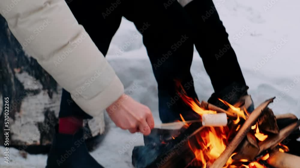 Stockvideon Fry marshmallow over a fire, closeup. In the frame you can