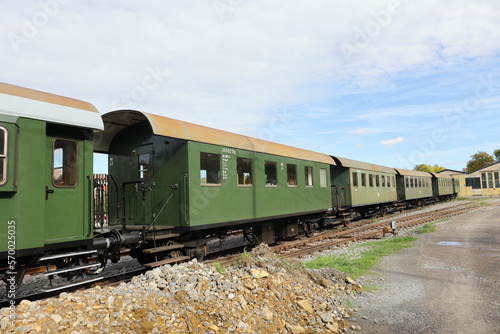 Alter Eisenbahnwaggon auf dem Abstellgleis im Bahnhof Weissach