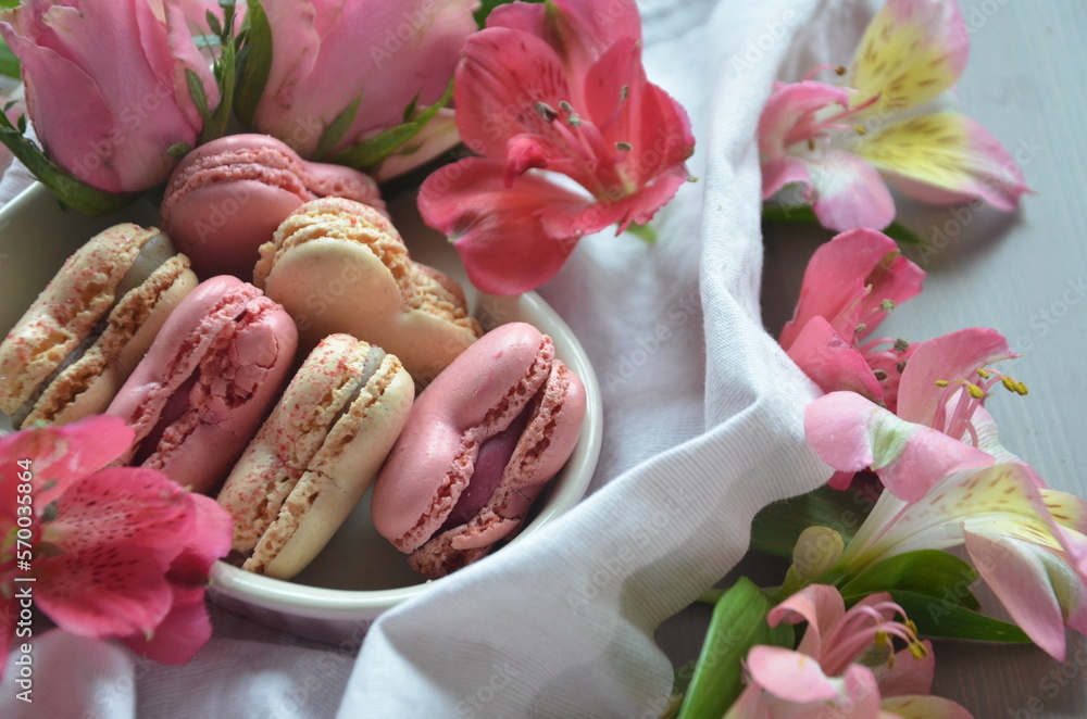 Valentine Heart Macaroons with Flowers Valentine Heart Macaroons with Flowers
