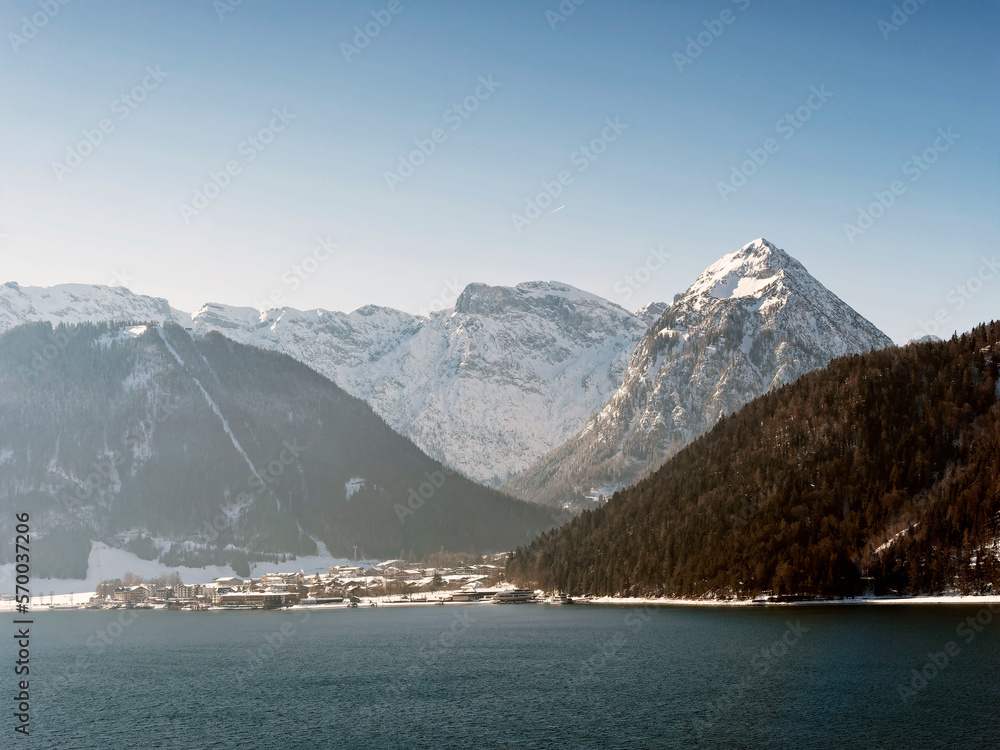 Obraz premium Pertisau am Ufer des Achensees in der Gemeinde Eben am Achensee in Tirol am Fuße der Berge, Bärenkopf, Pletzachalm, Dristenkopf, Sonnjoch, Zwölferkopf und Kaserjoch