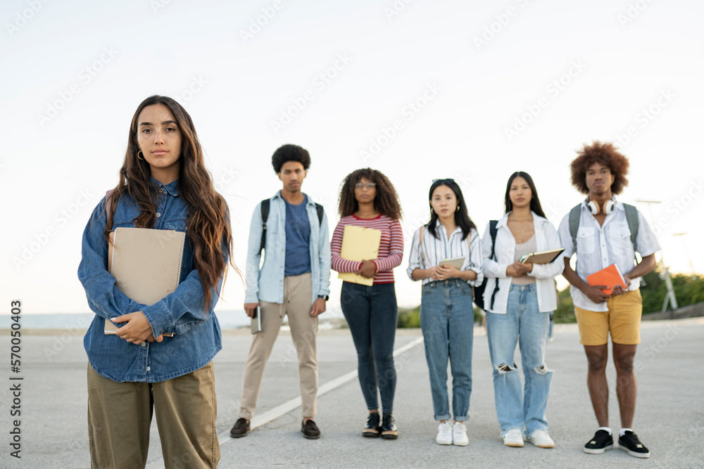Obraz premium group portrait of young students -focus on hispanic woman-