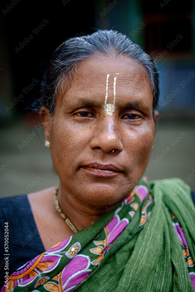 Foto de Portrait of a south asian hindu religious elderly woman wearing