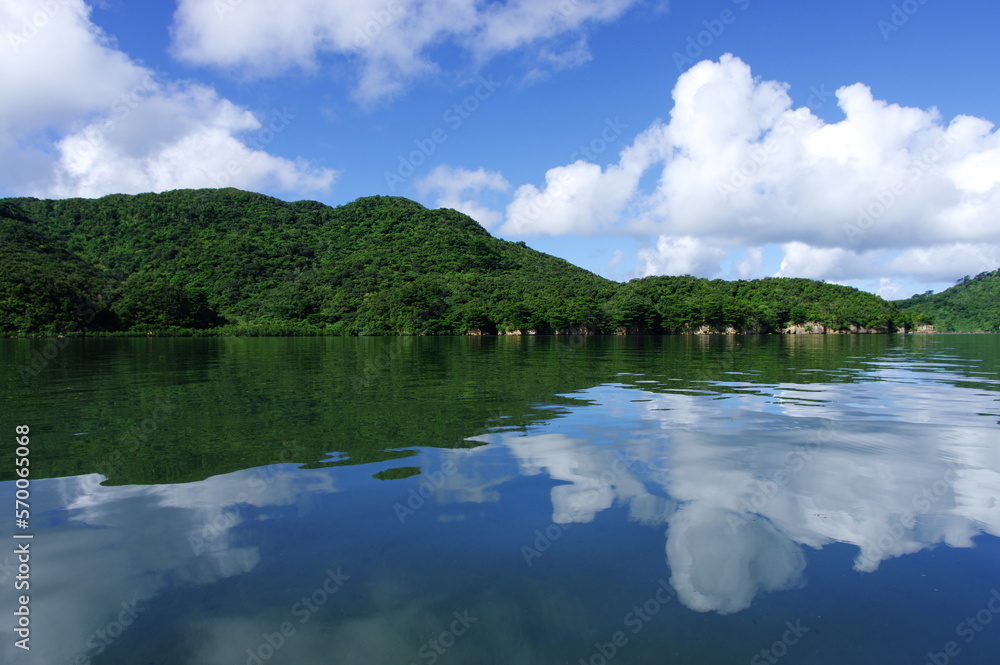 沖縄県西表島仲良川に映り込む空と雲