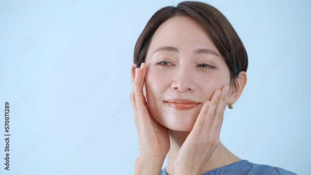 顔を触るミドル女性（美容・ビューティー）