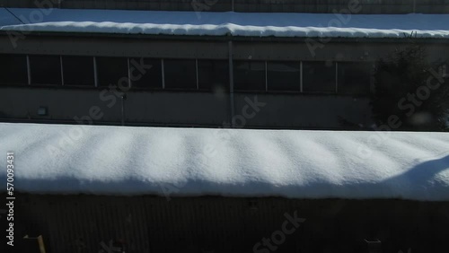 北陸新幹線延伸前の敦賀駅に入線する北陸本線の列車の車窓 photo