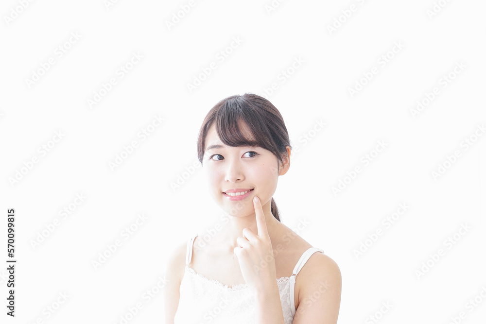 肌のケアをする若い女性 肌のケアをする若い女性