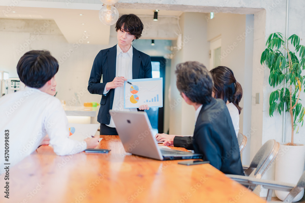 Fototapeta premium プレゼンテーションをする若手のビジネスマン