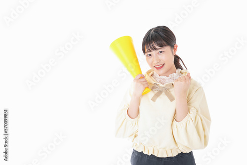 応援をする若い女性