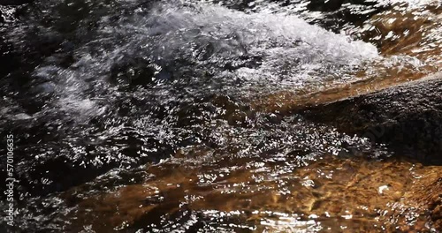 Wallpaper Mural 水しぶきを上げて流れ落ちる川 Torontodigital.ca