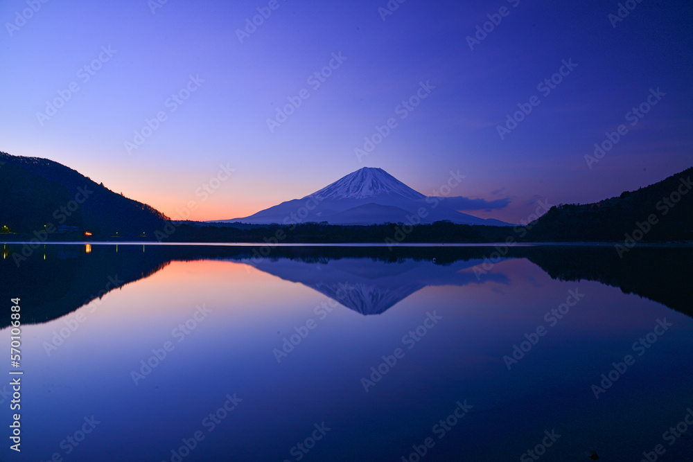 精進湖から夜明け前の富士山