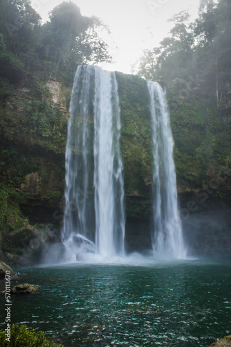 Hermosa fotografía de la Cascada Misol Ha en Chiapas, México. photo