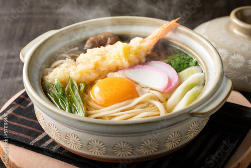 湯気が立つ、熱々の鍋焼きうどん