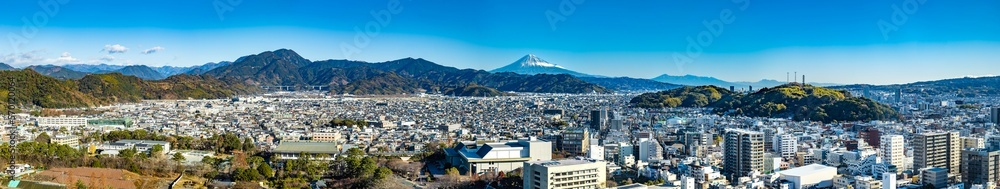 静岡市市街地の街並みと冬の富士山（パノラマ写真）