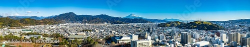静岡市市街地の街並みと冬の富士山（パノラマ写真） © jpimage