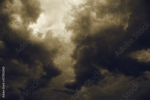 cielo nublado con colores dramáticos con nubes densas