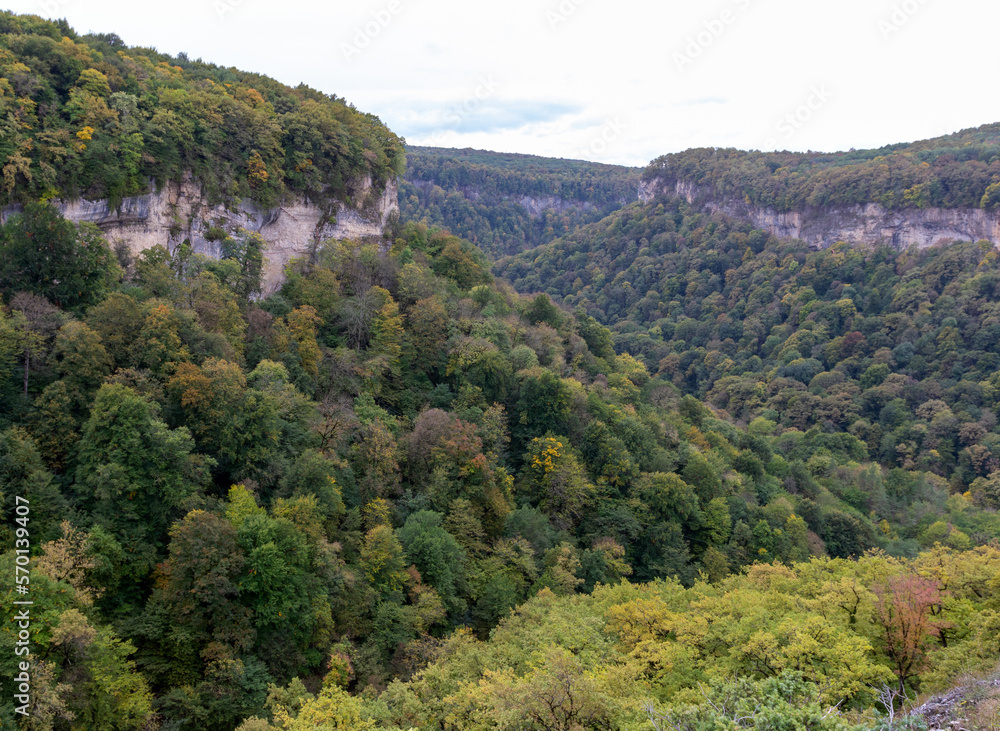 Obraz premium the beginning of autumn in the highlands, nature walks, panoramic views of the mountains, routes and recreation in the mountains.
