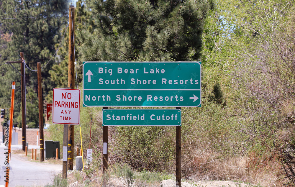 Obraz premium Big Bear Lake sign on the side of the road by entrance to Big Bear, California.
