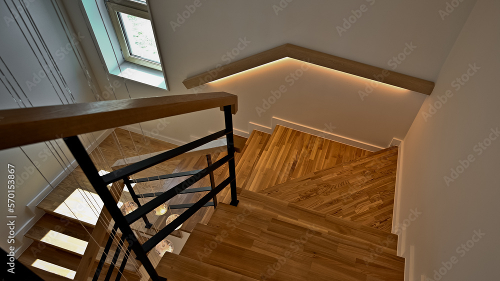 Obraz premium dmoyang-eulo kkeog-eojineun gyedansil sonjab-ieneun jomyeong-eul dal-adueossda