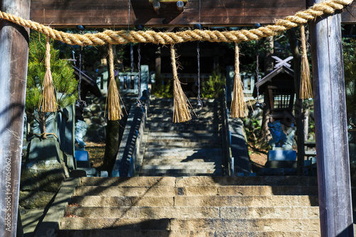 神社のしめ縄と鳥居から見た景色 © Michiyuki Nishimura