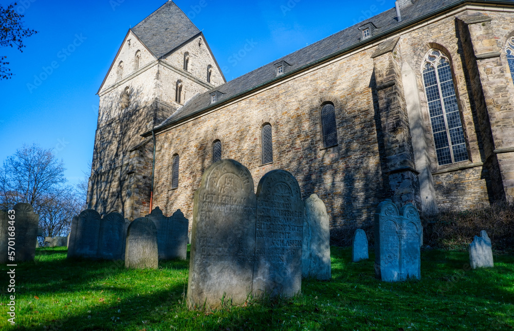 Historische romanische Kirche mit mittelalterlichem Friedhof in Syburg bei Dortmund