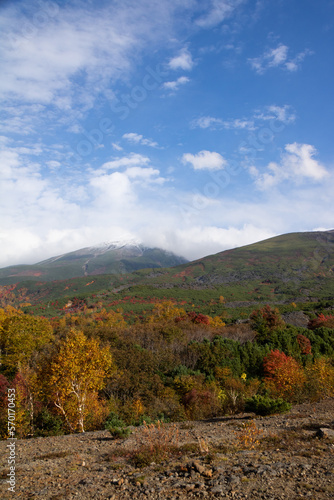 秋の高原と山並み 
