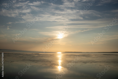 Fototapeta Naklejka Na Ścianę i Meble -  湖に沈む綺麗な夕陽

