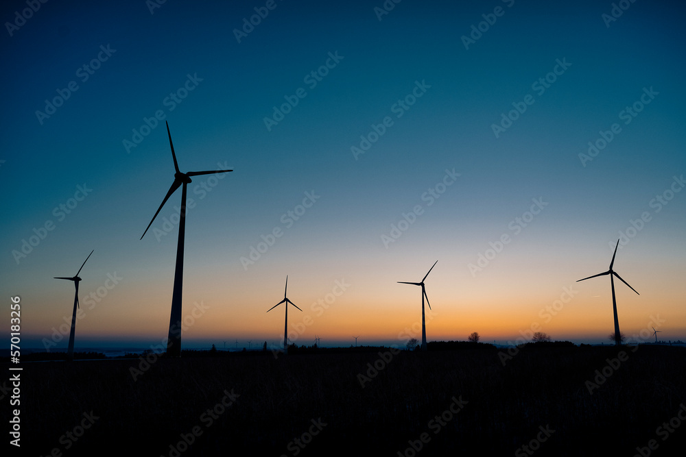 Obraz premium Windräder im Sonnenuntergang