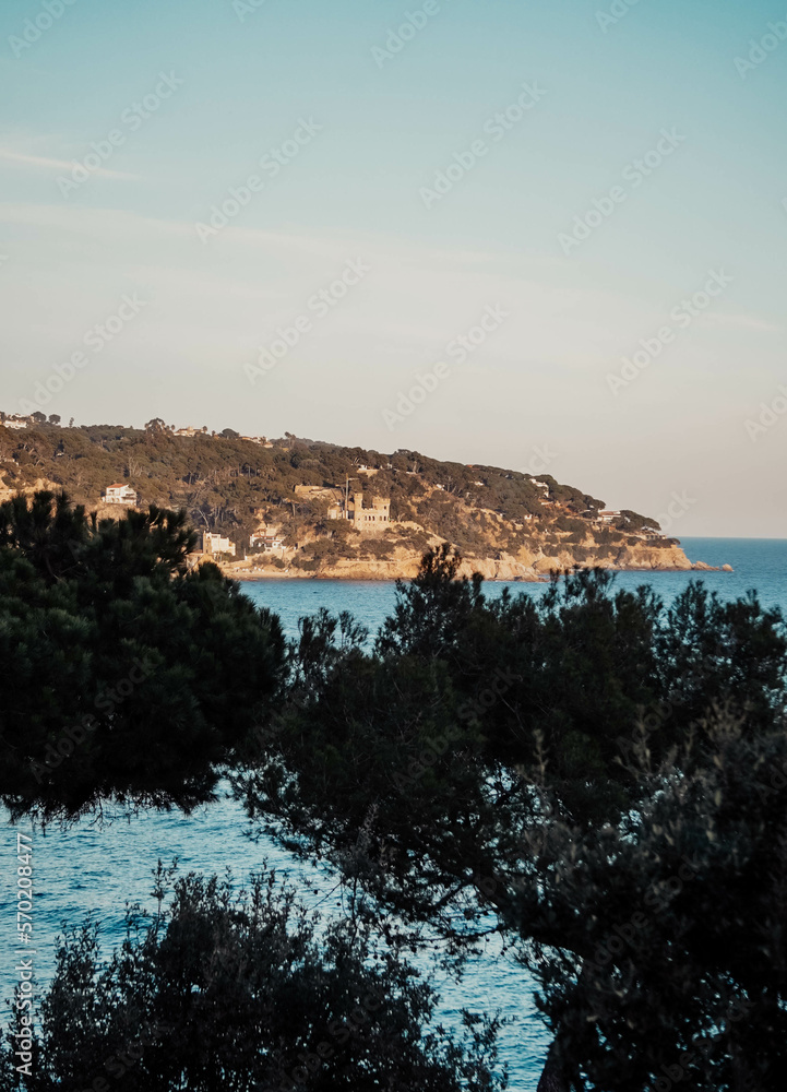 Imagen del mar mediterraneo en la costa brava española