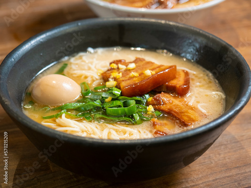Obraz na płótnie とんこつラーメン,ラーメン,博多ラーメン, 日本の食卓, w salonie