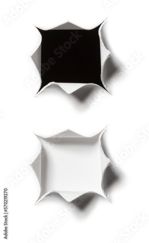 Aufgerissenes Loch in Papier auf Schwarz und Wei   Hintergrund